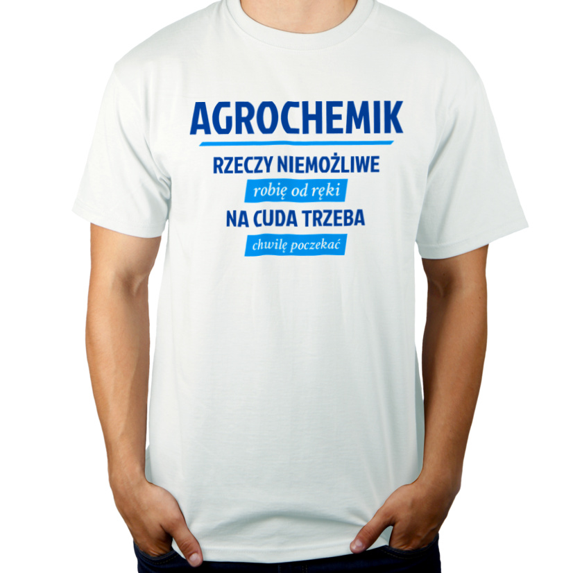 Agrochemik - Rzeczy Niemożliwe Robię Od Ręki - Na Cuda Trzeba Chwilę Poczekać - Męska Koszulka Biała