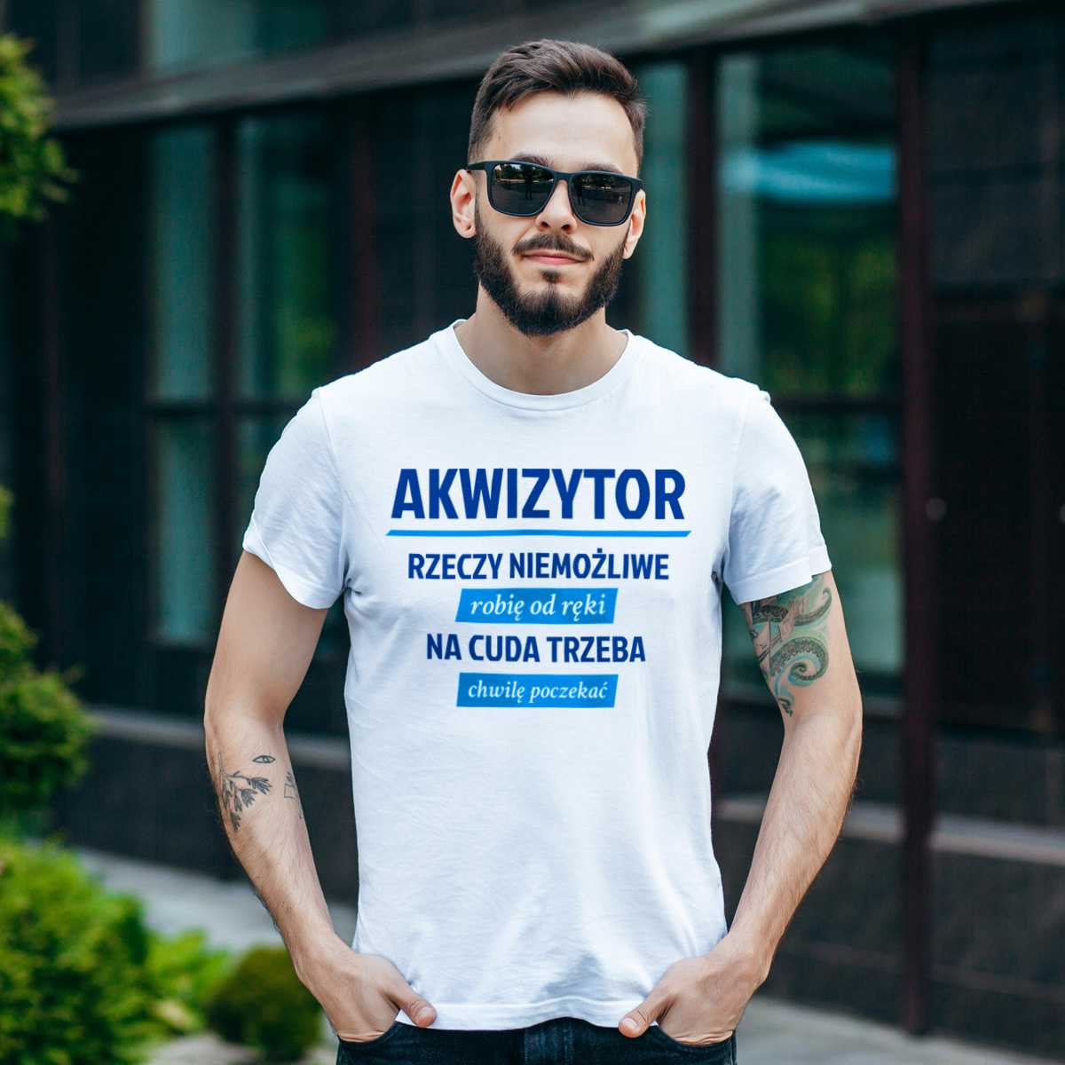 Akwizytor - Rzeczy Niemożliwe Robię Od Ręki - Na Cuda Trzeba Chwilę Poczekać - Męska Koszulka Biała