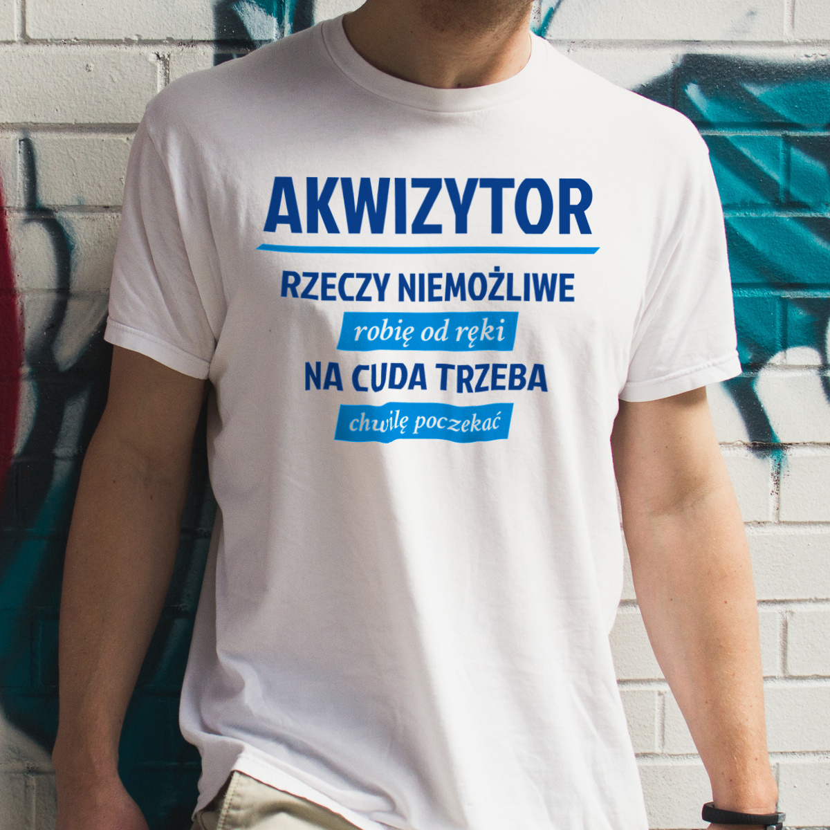 Akwizytor - Rzeczy Niemożliwe Robię Od Ręki - Na Cuda Trzeba Chwilę Poczekać - Męska Koszulka Biała