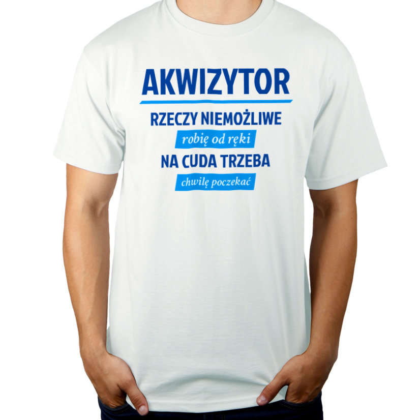 Akwizytor - Rzeczy Niemożliwe Robię Od Ręki - Na Cuda Trzeba Chwilę Poczekać - Męska Koszulka Biała