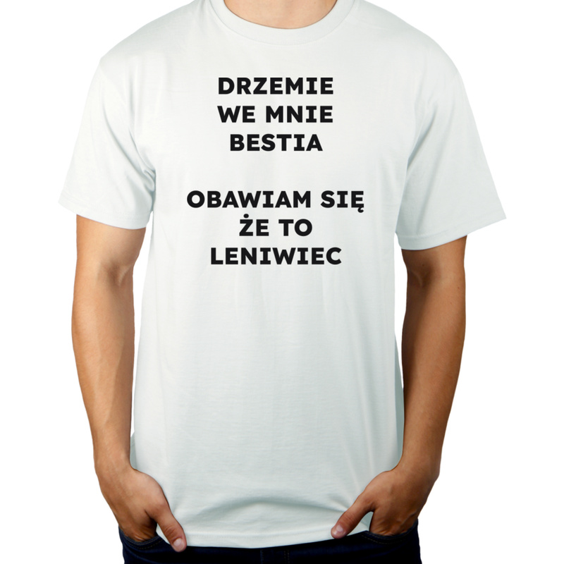 DRZEMIE WE MNIE BESTIA OBAWIAM SIĘ ŻE TO LENIWIEC  - Męska Koszulka Biała