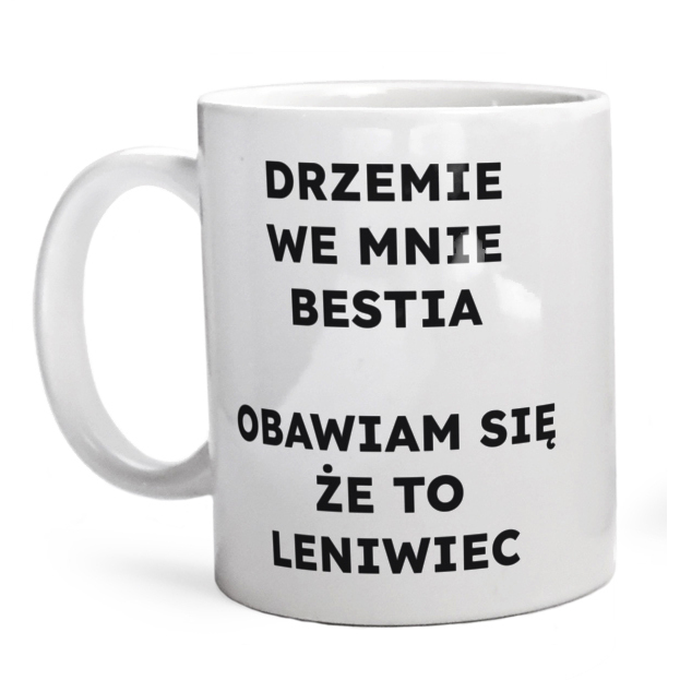 DRZEMIE WE MNIE BESTIA OBAWIAM SIĘ ŻE TO LENIWIEC  - Kubek Biały