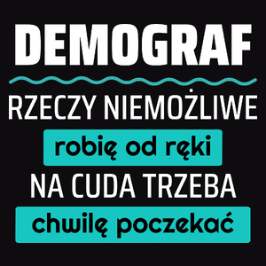 Demograf - Rzeczy Niemożliwe Robię Od Ręki - Na Cuda Trzeba Chwilę Poczekać - Męska Koszulka Czarna