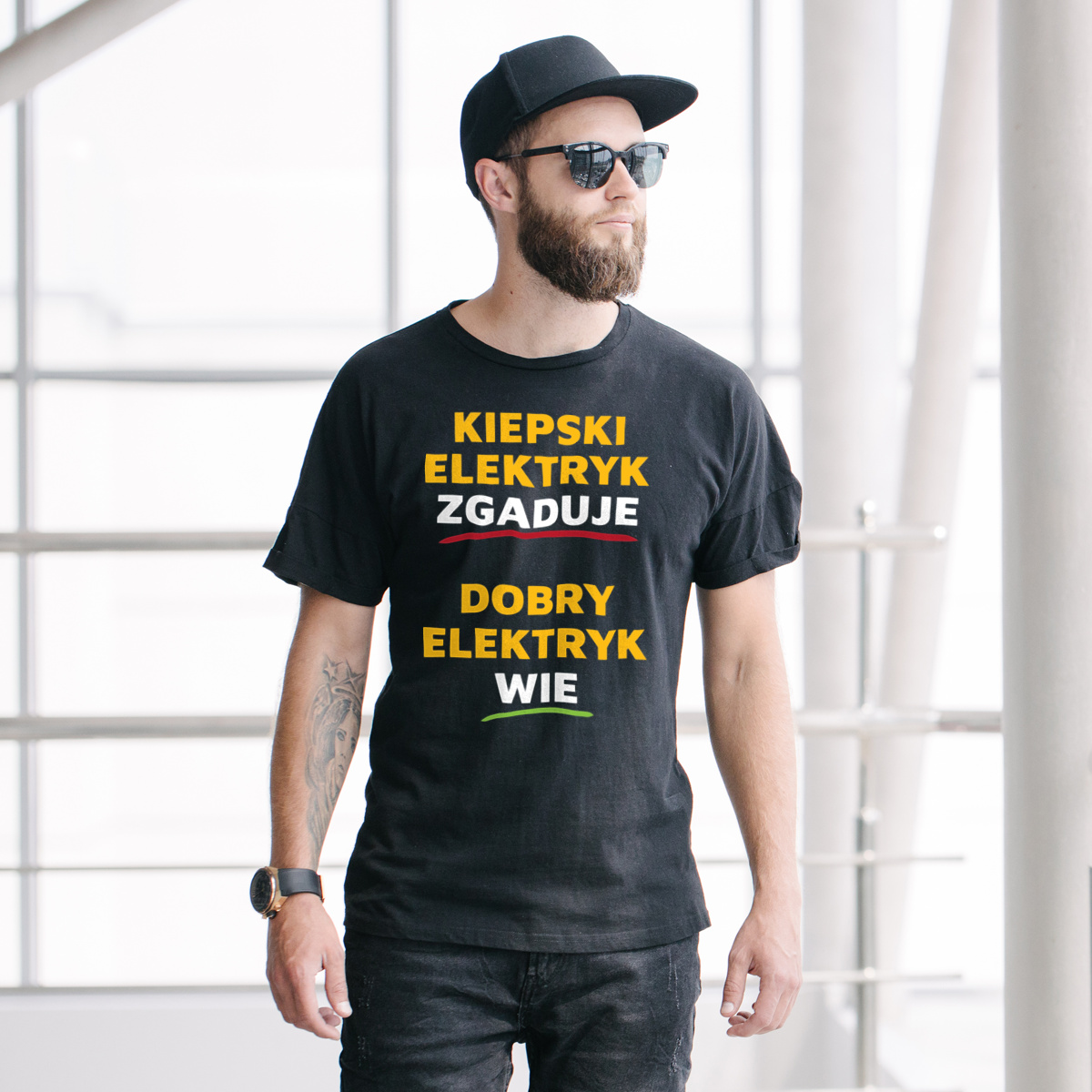 Dobry Elektryk Wie A Nie Zgaduje - Męska Koszulka Czarna