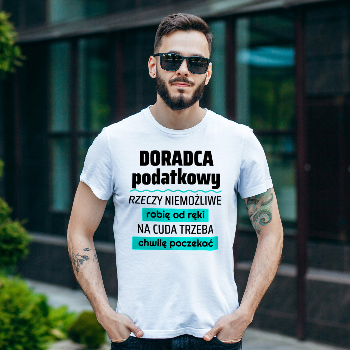 Doradca Podatkowy - Rzeczy Niemożliwe Robię Od Ręki - Na Cuda Trzeba Chwilę Poczekać - Męska Koszulka Biała