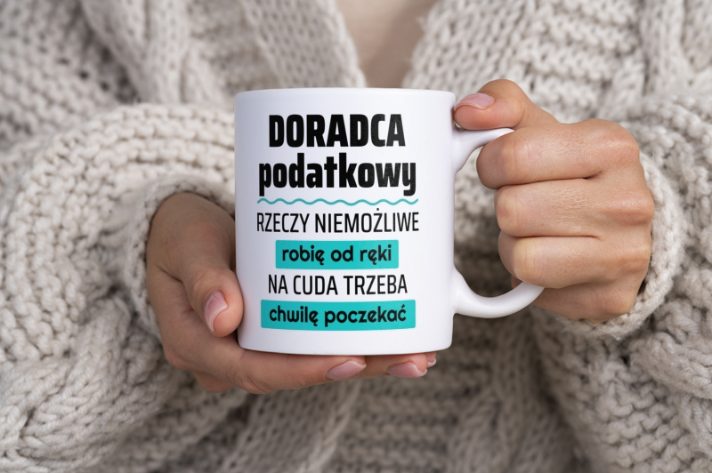 Doradca Podatkowy - Rzeczy Niemożliwe Robię Od Ręki - Na Cuda Trzeba Chwilę Poczekać - Kubek Biały