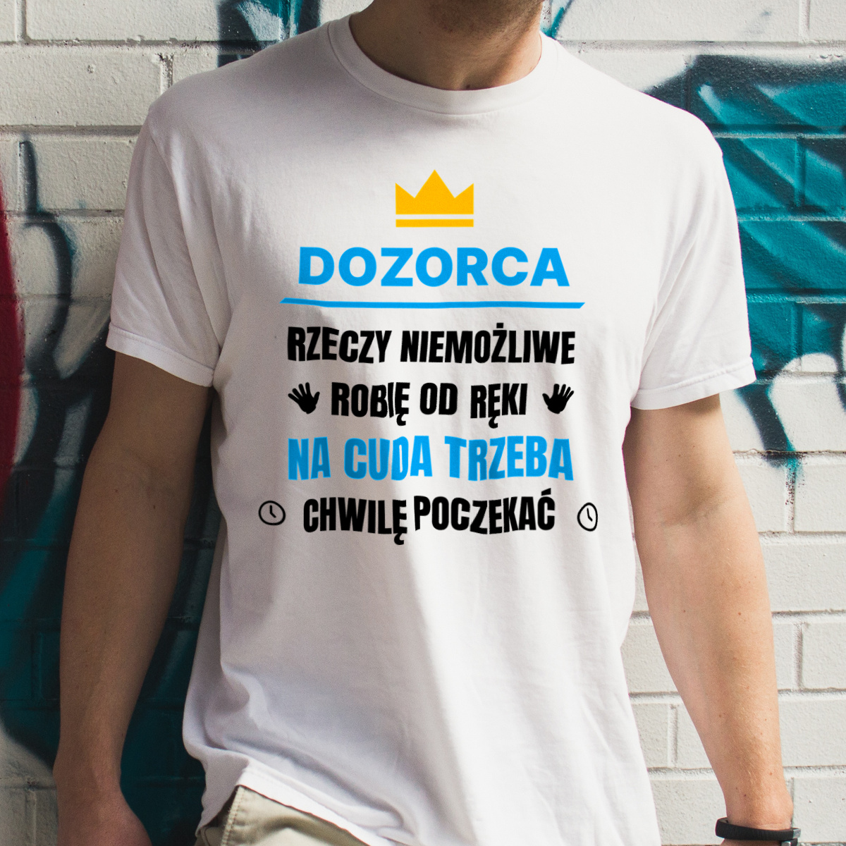 Dozorca Rzeczy Niemożliwe Robię Od Ręki - Męska Koszulka Biała