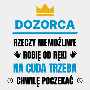 Dozorca Rzeczy Niemożliwe Robię Od Ręki - Męska Koszulka Biała