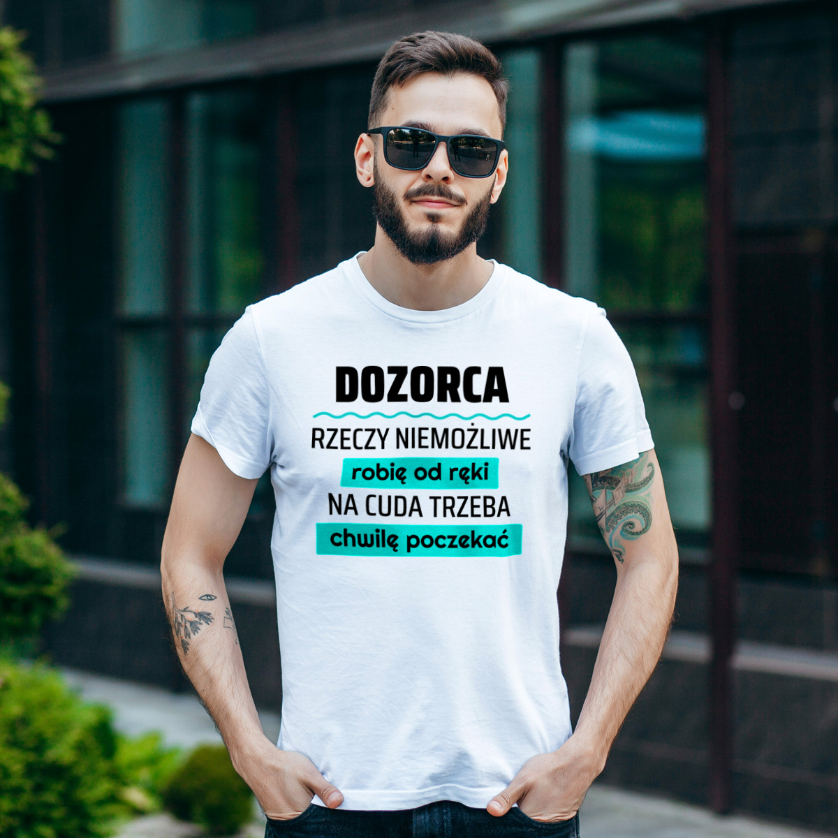 Dozorca - Rzeczy Niemożliwe Robię Od Ręki - Na Cuda Trzeba Chwilę Poczekać - Męska Koszulka Biała