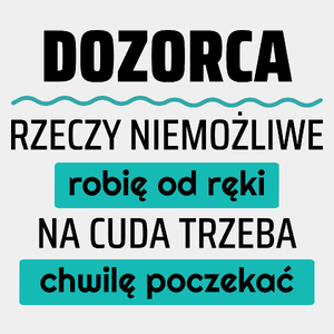 Dozorca - Rzeczy Niemożliwe Robię Od Ręki - Na Cuda Trzeba Chwilę Poczekać - Męska Koszulka Biała