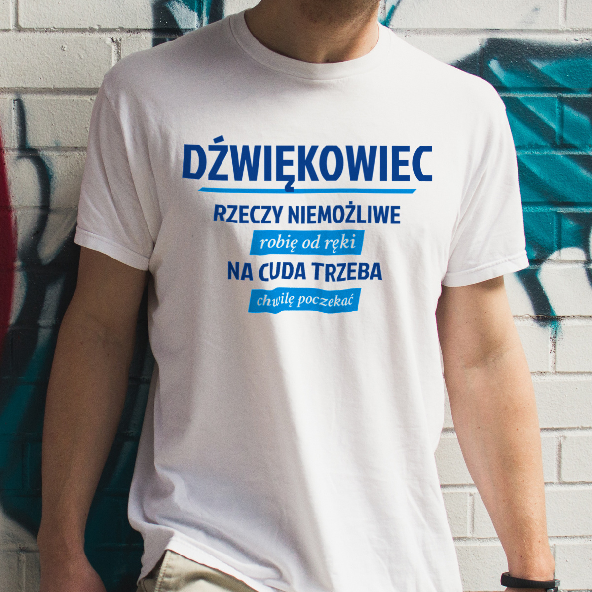 Dźwiękowiec - Rzeczy Niemożliwe Robię Od Ręki - Na Cuda Trzeba Chwilę Poczekać - Męska Koszulka Biała