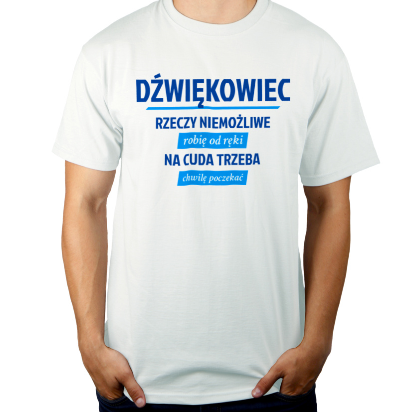 Dźwiękowiec - Rzeczy Niemożliwe Robię Od Ręki - Na Cuda Trzeba Chwilę Poczekać - Męska Koszulka Biała