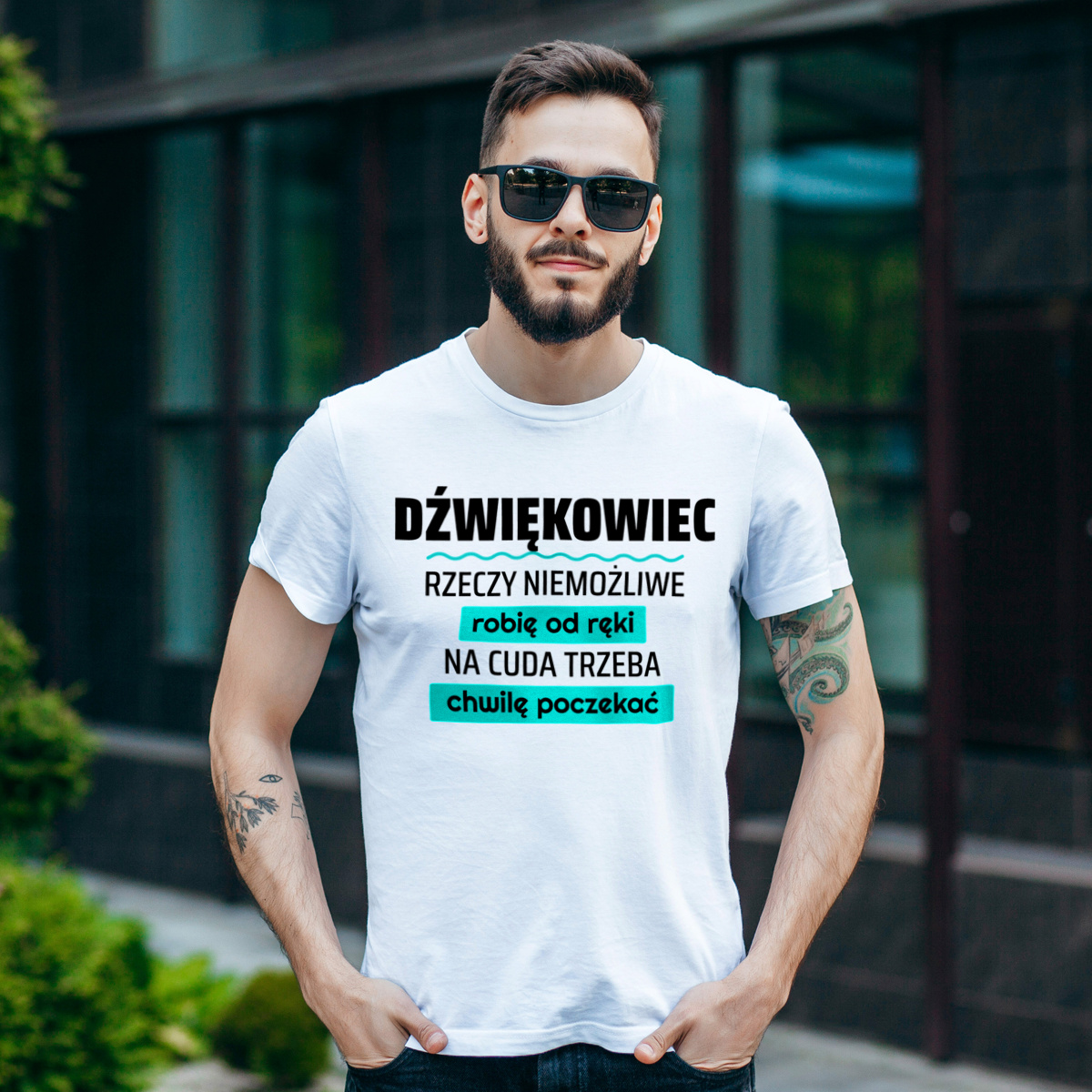 Dźwiękowiec - Rzeczy Niemożliwe Robię Od Ręki - Na Cuda Trzeba Chwilę Poczekać - Męska Koszulka Biała