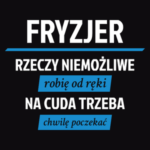 Fryzjer - Rzeczy Niemożliwe Robię Od Ręki - Na Cuda Trzeba Chwilę Poczekać - Męska Koszulka Czarna