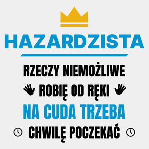 Hazardzista Rzeczy Niemożliwe Robię Od Ręki - Męska Koszulka Biała