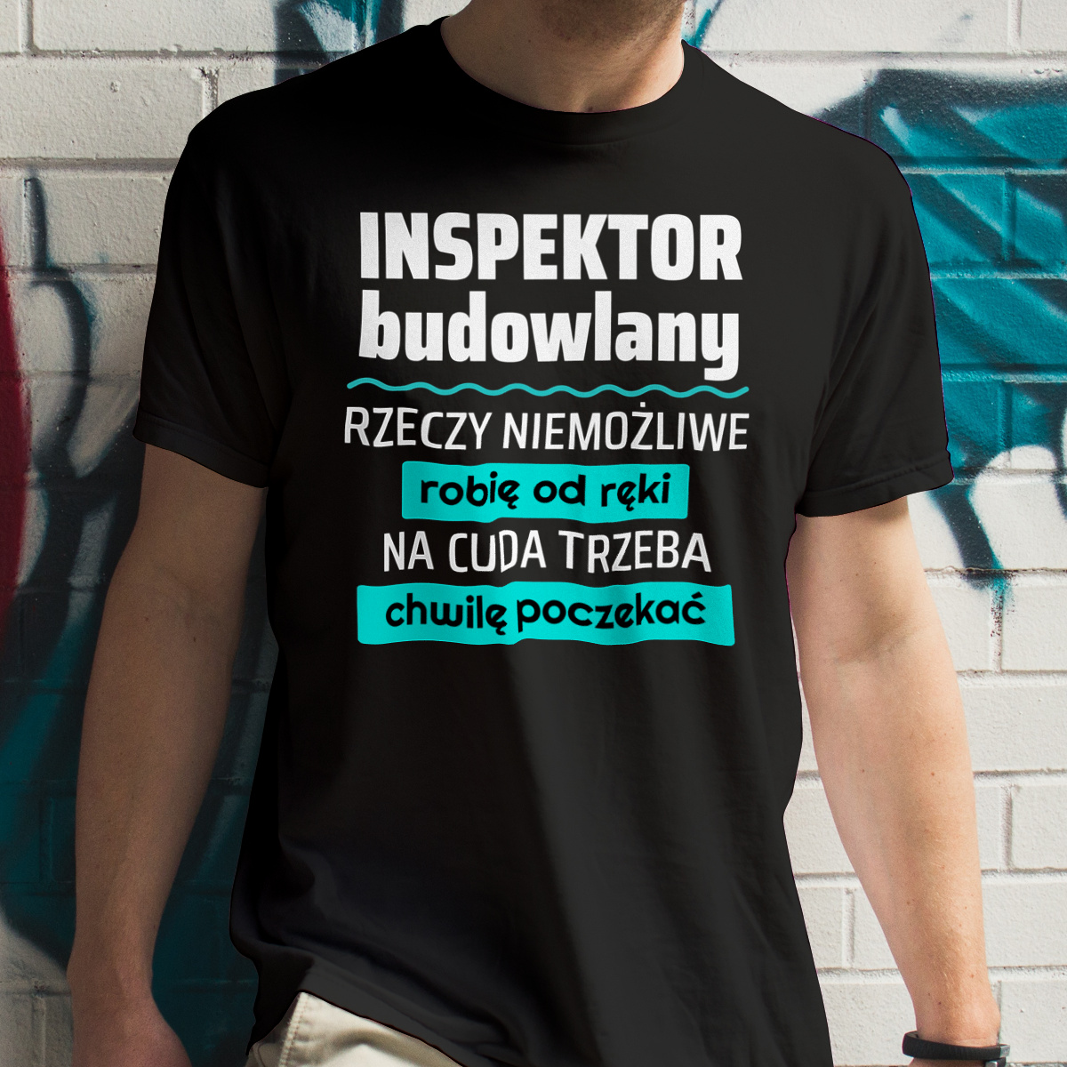 Inspektor Budowlany - Rzeczy Niemożliwe Robię Od Ręki - Na Cuda Trzeba Chwilę Poczekać - Męska Koszulka Czarna