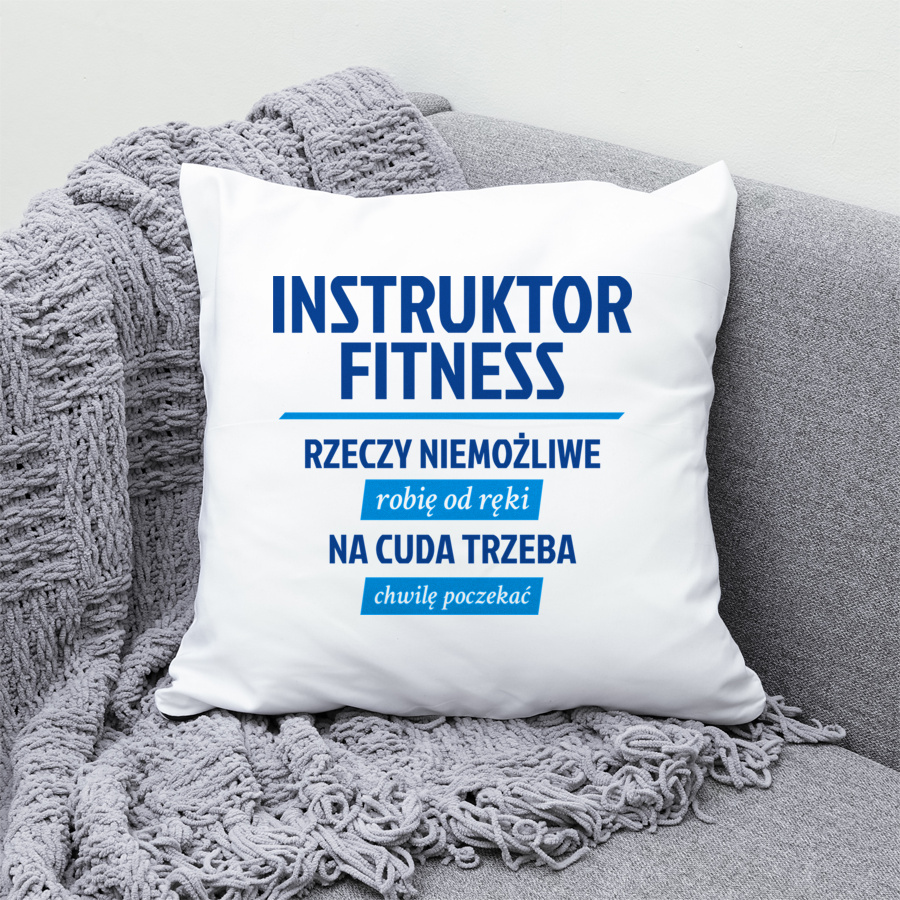 Instruktor Fitness - Rzeczy Niemożliwe Robię Od Ręki - Na Cuda Trzeba Chwilę Poczekać - Poduszka Biała