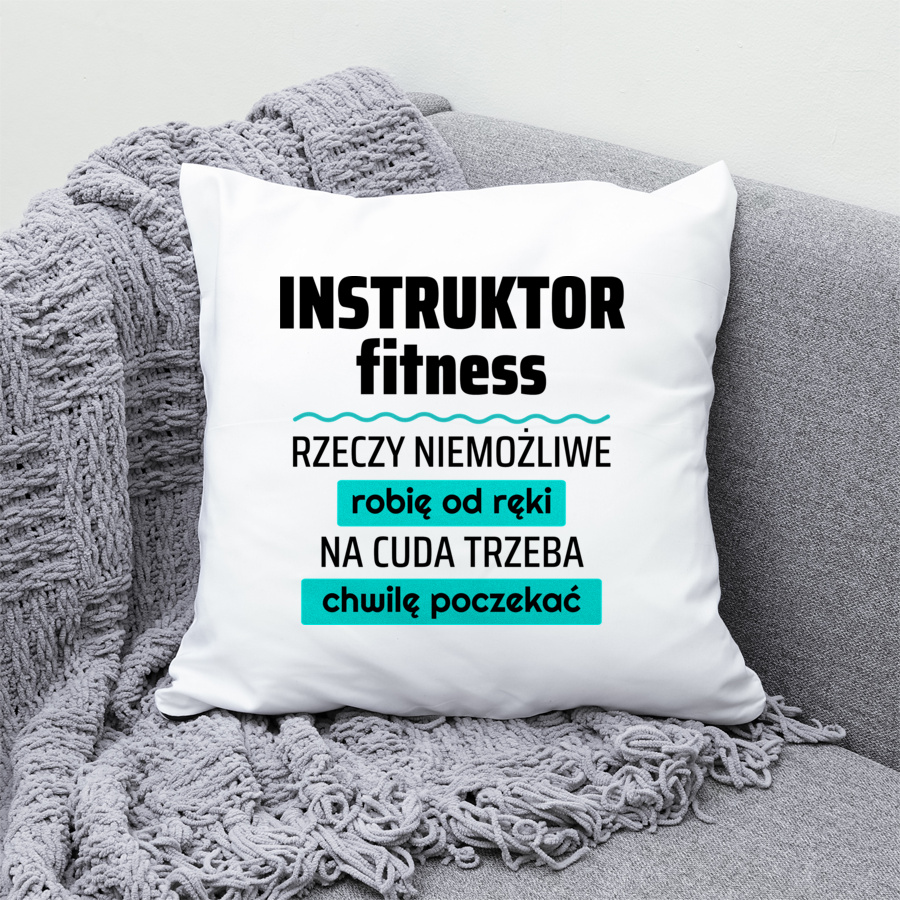 Instruktor Fitness - Rzeczy Niemożliwe Robię Od Ręki - Na Cuda Trzeba Chwilę Poczekać - Poduszka Biała