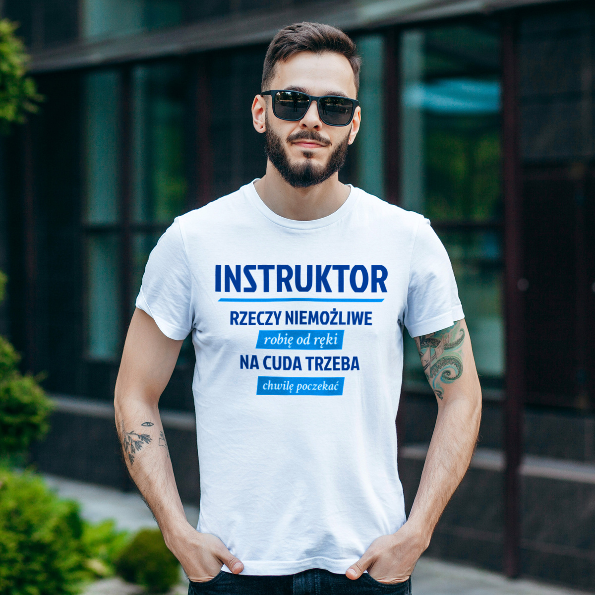 Instruktor - Rzeczy Niemożliwe Robię Od Ręki - Na Cuda Trzeba Chwilę Poczekać - Męska Koszulka Biała