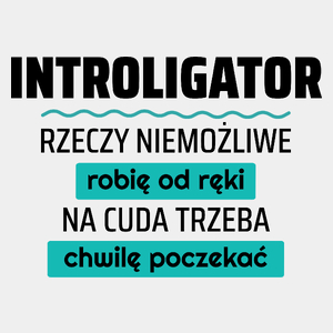 Introligator - Rzeczy Niemożliwe Robię Od Ręki - Na Cuda Trzeba Chwilę Poczekać - Męska Koszulka Biała