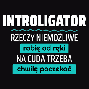 Introligator - Rzeczy Niemożliwe Robię Od Ręki - Na Cuda Trzeba Chwilę Poczekać - Męska Koszulka Czarna