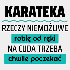 Karateka - Rzeczy Niemożliwe Robię Od Ręki - Na Cuda Trzeba Chwilę Poczekać - Męska Koszulka Biała