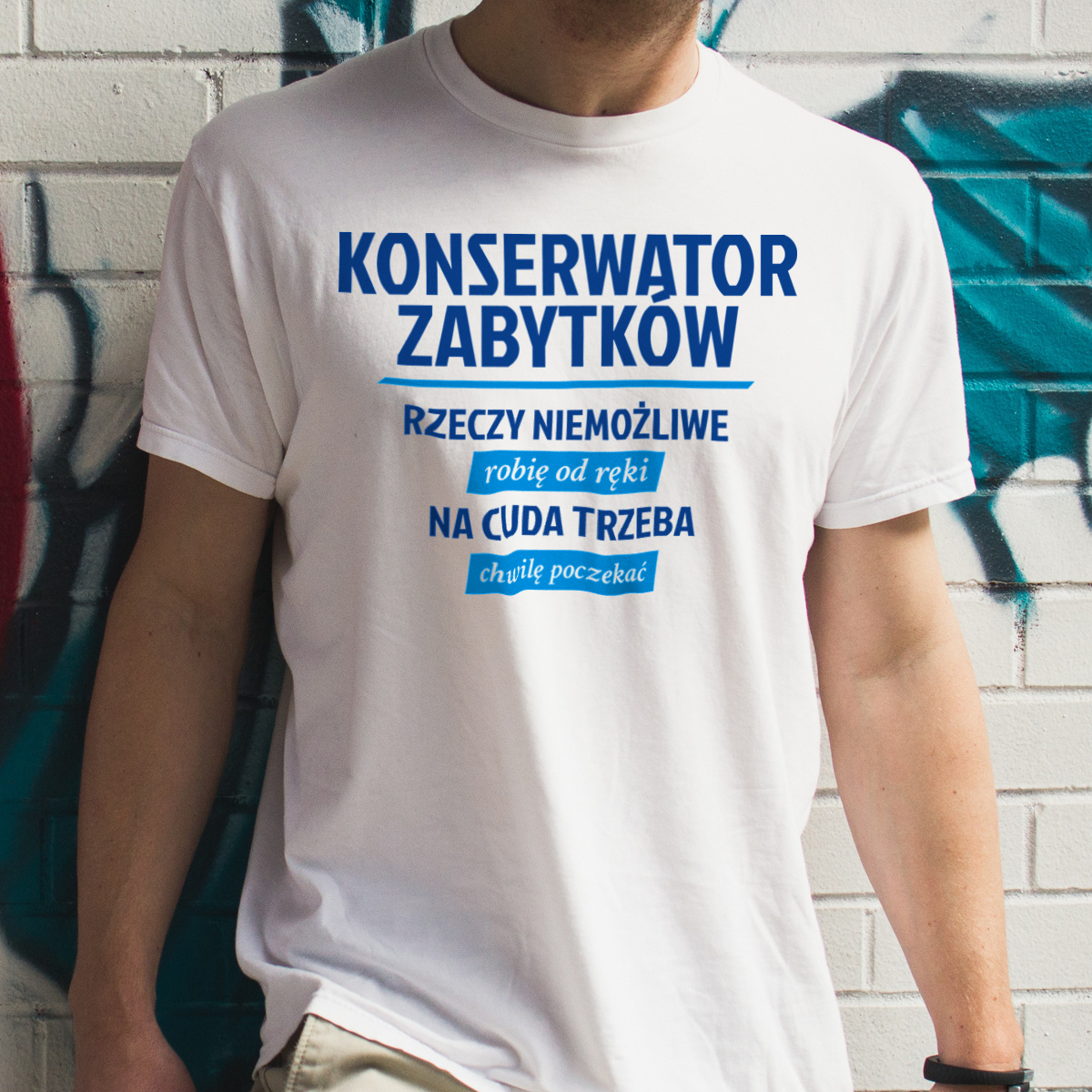 Konserwator Zabytków - Rzeczy Niemożliwe Robię Od Ręki - Na Cuda Trzeba Chwilę Poczekać - Męska Koszulka Biała