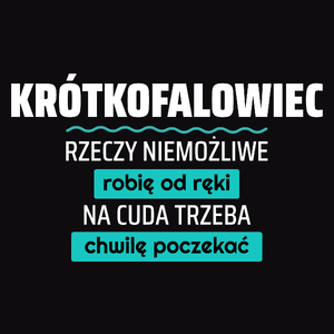 Krótkofalowiec - Rzeczy Niemożliwe Robię Od Ręki - Na Cuda Trzeba Chwilę Poczekać - Męska Koszulka Czarna