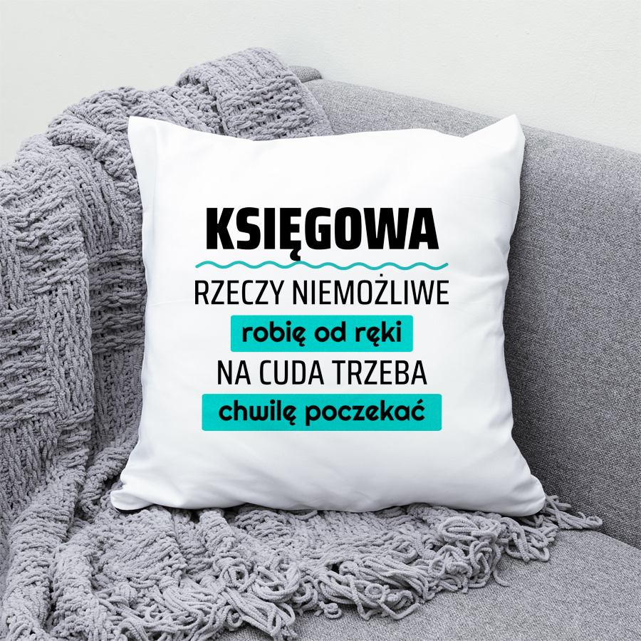 Księgowa - Rzeczy Niemożliwe Robię Od Ręki - Na Cuda Trzeba Chwilę Poczekać - Poduszka Biała