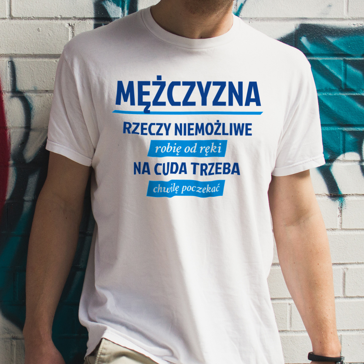 Mężczyzna - Rzeczy Niemożliwe Robię Od Ręki - Na Cuda Trzeba Chwilę Poczekać - Męska Koszulka Biała