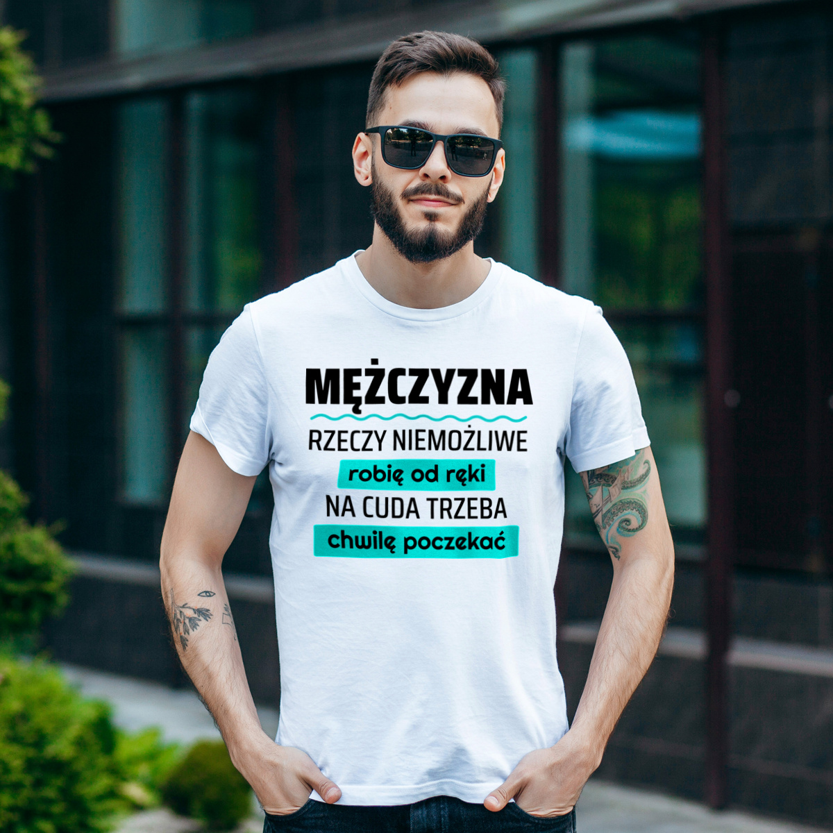 Mężczyzna - Rzeczy Niemożliwe Robię Od Ręki - Na Cuda Trzeba Chwilę Poczekać - Męska Koszulka Biała