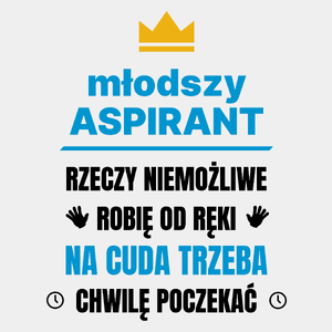 Młodszy Aspirant Rzeczy Niemożliwe Robię Od Ręki - Męska Koszulka Biała