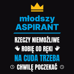 Młodszy Aspirant Rzeczy Niemożliwe Robię Od Ręki - Męska Koszulka Czarna