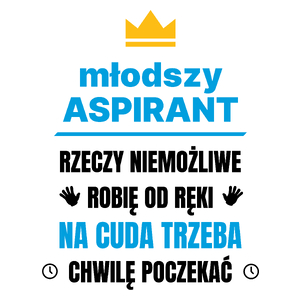 Młodszy Aspirant Rzeczy Niemożliwe Robię Od Ręki - Kubek Biały