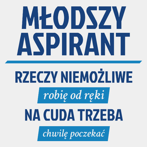 Młodszy Aspirant - Rzeczy Niemożliwe Robię Od Ręki - Na Cuda Trzeba Chwilę Poczekać - Męska Koszulka Biała