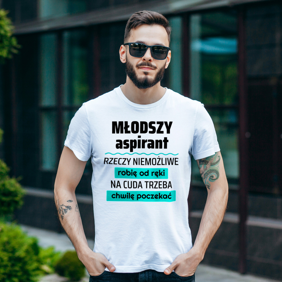 Młodszy Aspirant - Rzeczy Niemożliwe Robię Od Ręki - Na Cuda Trzeba Chwilę Poczekać - Męska Koszulka Biała