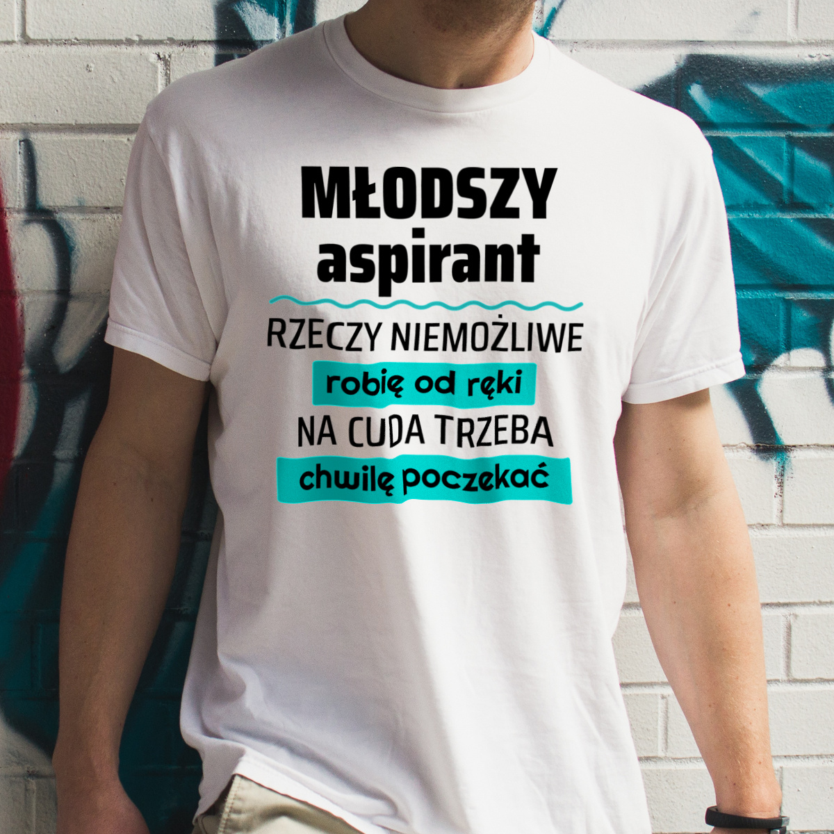 Młodszy Aspirant - Rzeczy Niemożliwe Robię Od Ręki - Na Cuda Trzeba Chwilę Poczekać - Męska Koszulka Biała