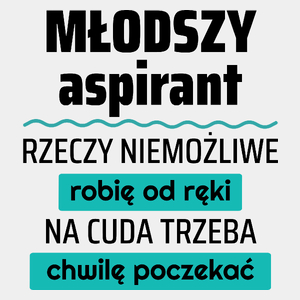 Młodszy Aspirant - Rzeczy Niemożliwe Robię Od Ręki - Na Cuda Trzeba Chwilę Poczekać - Męska Koszulka Biała