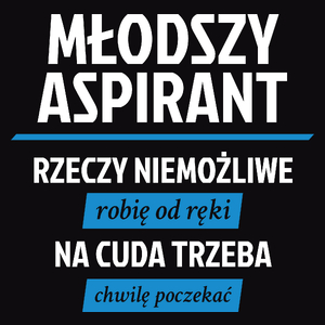 Młodszy Aspirant - Rzeczy Niemożliwe Robię Od Ręki - Na Cuda Trzeba Chwilę Poczekać - Męska Koszulka Czarna