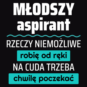 Młodszy Aspirant - Rzeczy Niemożliwe Robię Od Ręki - Na Cuda Trzeba Chwilę Poczekać - Męska Koszulka Czarna