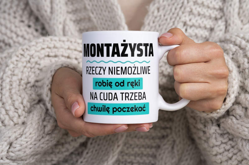 Montażysta - Rzeczy Niemożliwe Robię Od Ręki - Na Cuda Trzeba Chwilę Poczekać - Kubek Biały