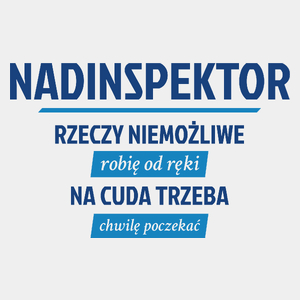 Nadinspektor - Rzeczy Niemożliwe Robię Od Ręki - Na Cuda Trzeba Chwilę Poczekać - Męska Koszulka Biała