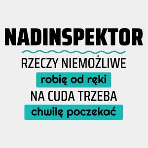 Nadinspektor - Rzeczy Niemożliwe Robię Od Ręki - Na Cuda Trzeba Chwilę Poczekać - Męska Koszulka Biała