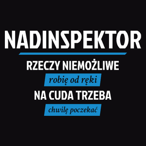 Nadinspektor - Rzeczy Niemożliwe Robię Od Ręki - Na Cuda Trzeba Chwilę Poczekać - Męska Koszulka Czarna