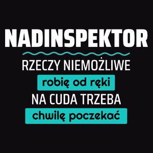 Nadinspektor - Rzeczy Niemożliwe Robię Od Ręki - Na Cuda Trzeba Chwilę Poczekać - Męska Koszulka Czarna