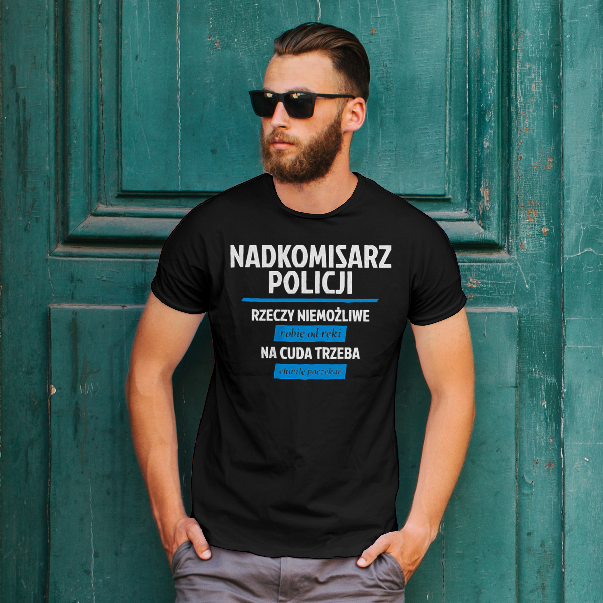 Nadkomisarz Policji - Rzeczy Niemożliwe Robię Od Ręki - Na Cuda Trzeba Chwilę Poczekać - Męska Koszulka Czarna