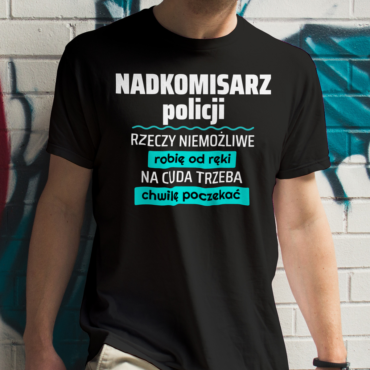 Nadkomisarz Policji - Rzeczy Niemożliwe Robię Od Ręki - Na Cuda Trzeba Chwilę Poczekać - Męska Koszulka Czarna