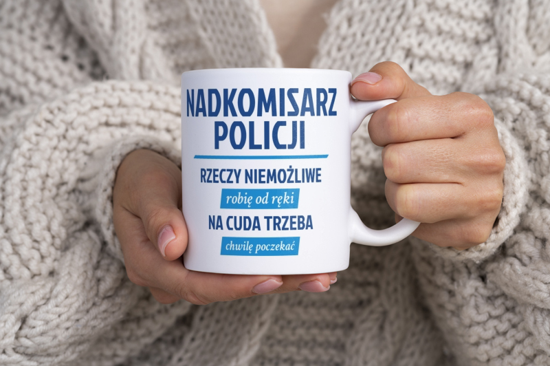 Nadkomisarz Policji - Rzeczy Niemożliwe Robię Od Ręki - Na Cuda Trzeba Chwilę Poczekać - Kubek Biały