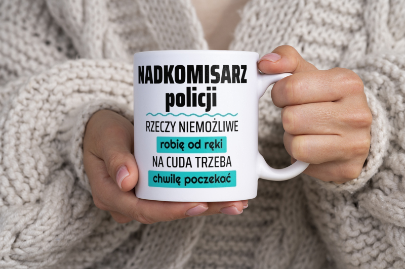 Nadkomisarz Policji - Rzeczy Niemożliwe Robię Od Ręki - Na Cuda Trzeba Chwilę Poczekać - Kubek Biały