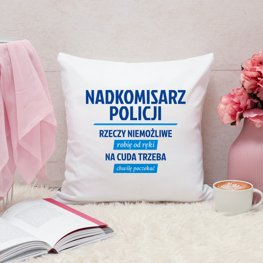 Nadkomisarz Policji - Rzeczy Niemożliwe Robię Od Ręki - Na Cuda Trzeba Chwilę Poczekać - Poduszka Biała